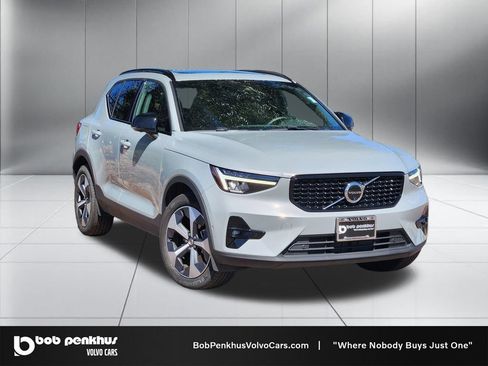 Used 2025 Volvo XC40 B5 Plus AWD/4WD image 1