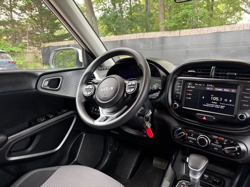 Used 2025 Kia Soul LX w/ LX Technology Package FWD image 32