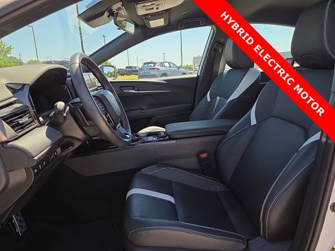 Used 2025 Toyota Camry SE FWD image 15