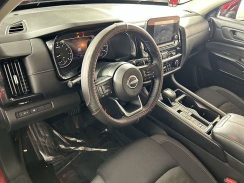 Used 2024 Nissan Pathfinder SV image 11