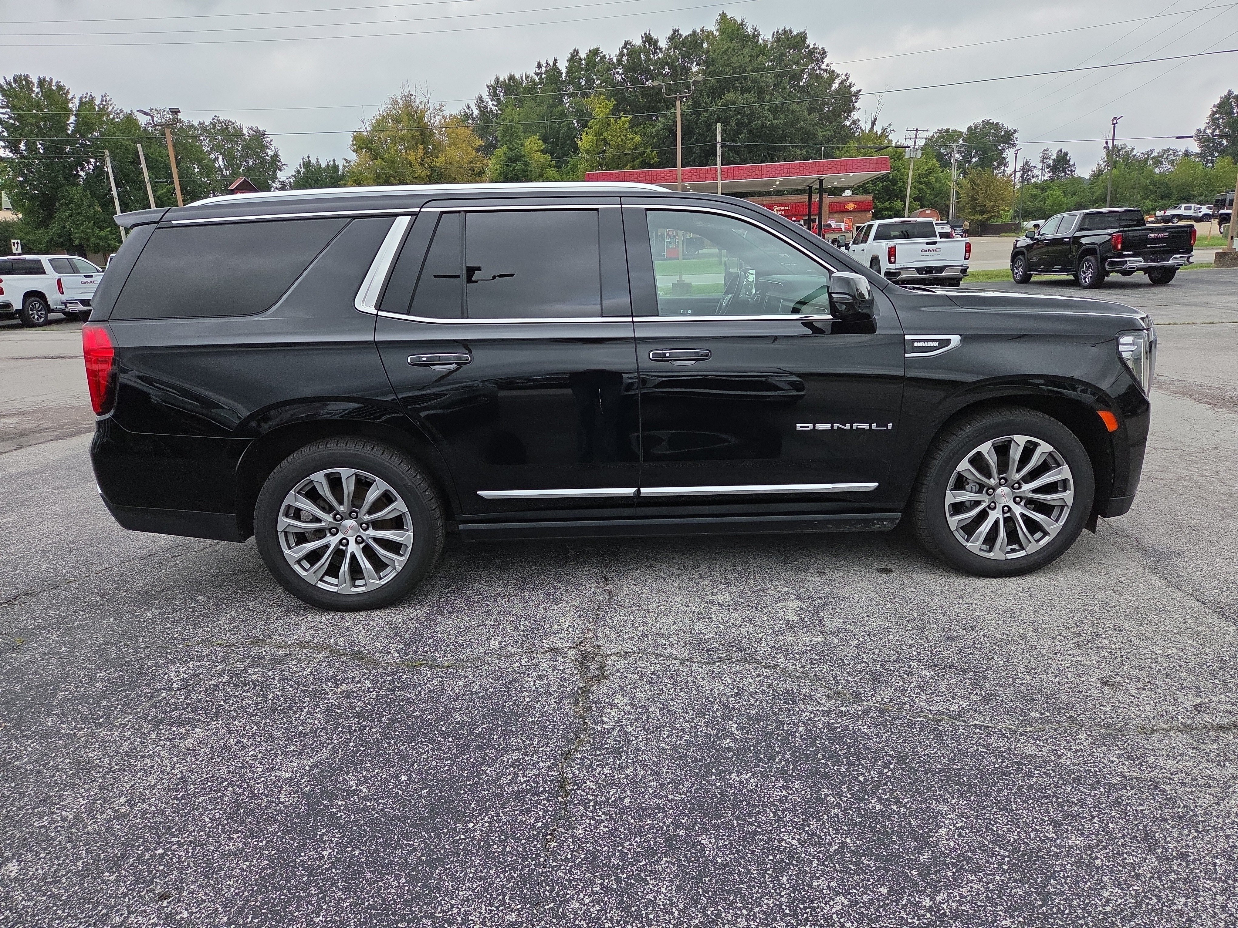 Used 2022 GMC Yukon Denali w/ Denali Ultimate Package AWD/4WD image 3