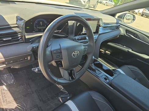 Used 2025 Toyota Camry SE w/ Convenience Package FWD image 15