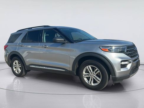 Used 2023 Ford Explorer XLT w/ Equipment Group 202A RWD image 3