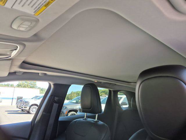 Certified 2022 Jeep Cherokee Limited w/ Elite Package AWD/4WD image 16