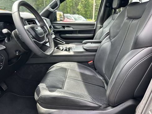 Used 2024 Jeep Wagoneer Series II w/ Flexible Seating Group AWD/4WD image 9