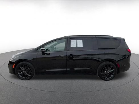 Used 2025 Chrysler Pacifica Limited FWD image 9
