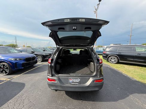 Used 2018 Jeep Cherokee Latitude w/ Altitude Package FWD image 5