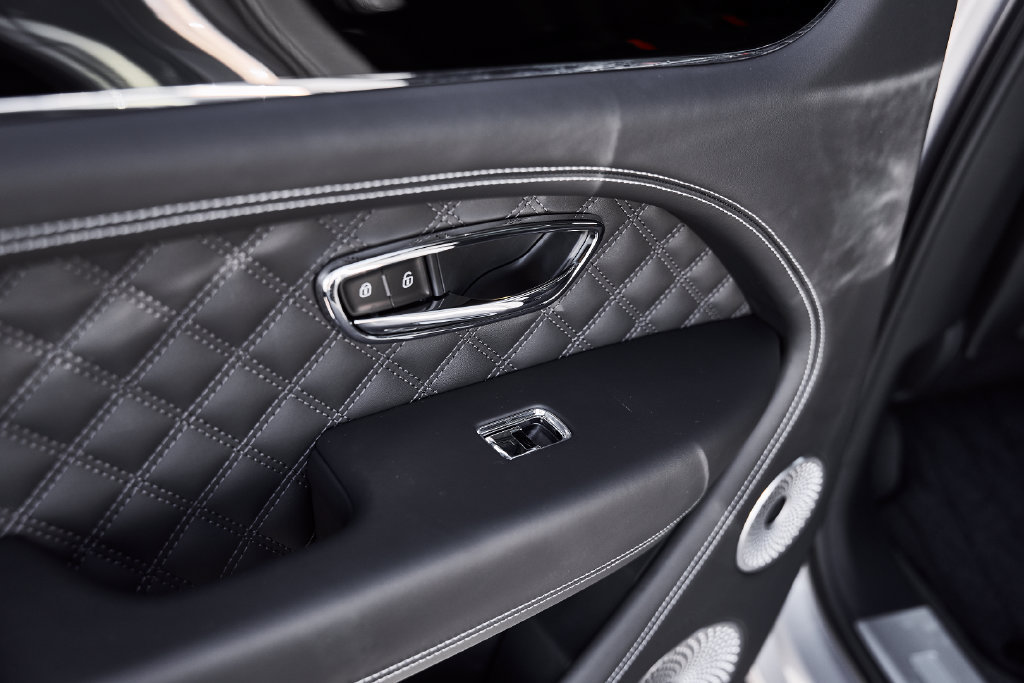 Used 2025 Bentley Bentayga AWD/4WD image 50