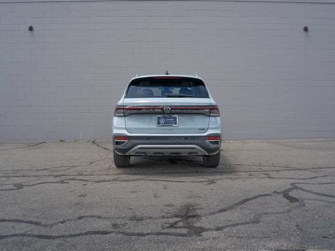 Used 2025 Volkswagen Taos SE w/ Panoramic Sunroof Package AWD/4WD image 6
