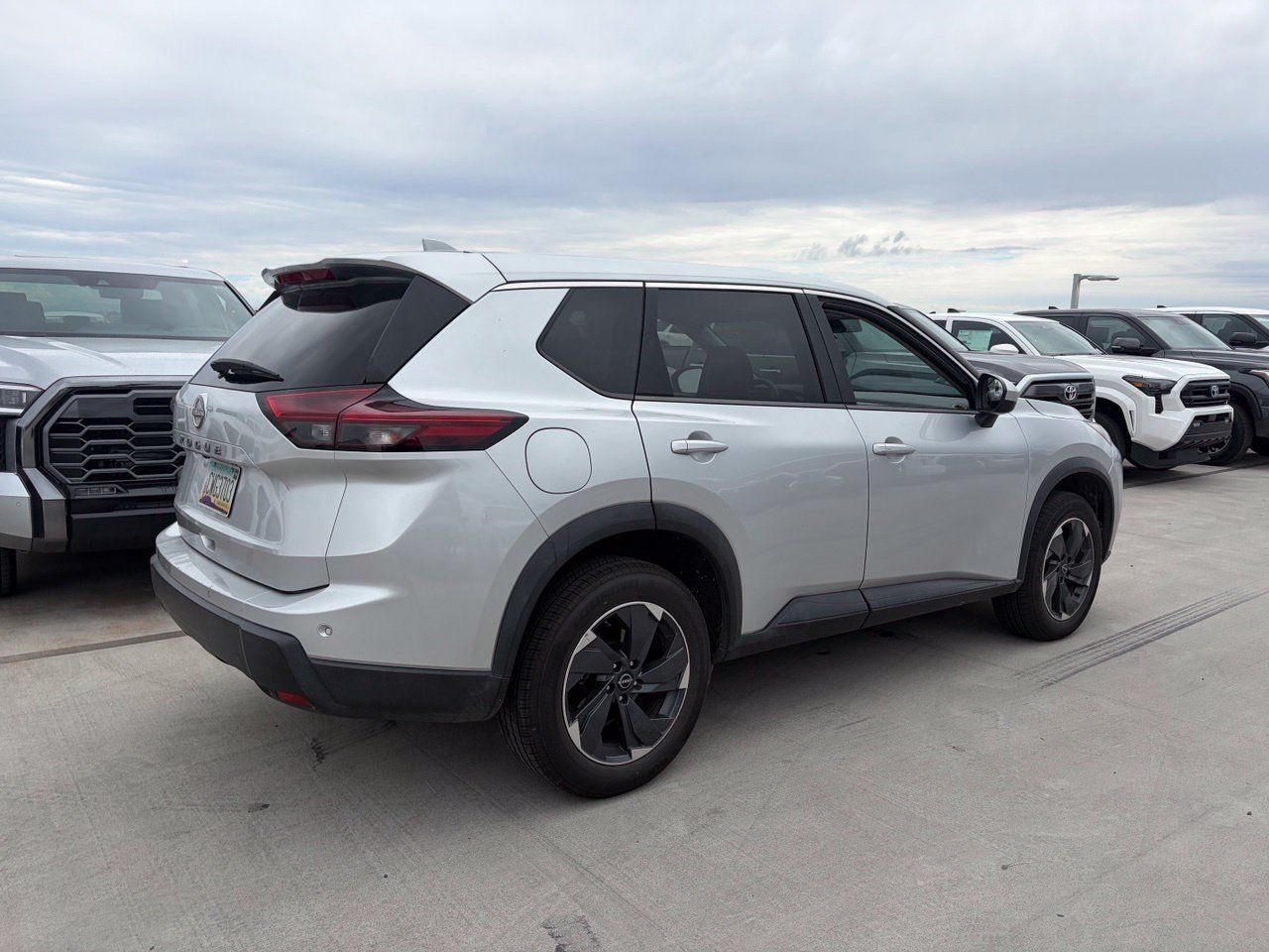 Used 2025 Nissan Rogue SV FWD image 2