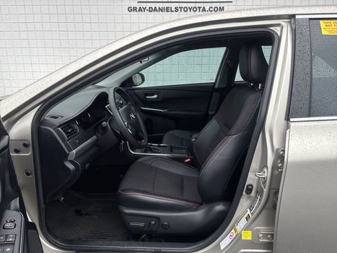 Used 2017 Toyota Camry SE FWD image 3