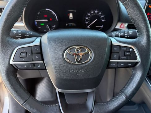 Used 2024 Toyota Sienna XLE FWD image 17