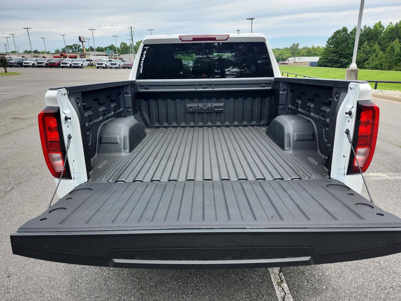 New 2026 GMC Sierra 1500 SLE AWD/4WD image 9