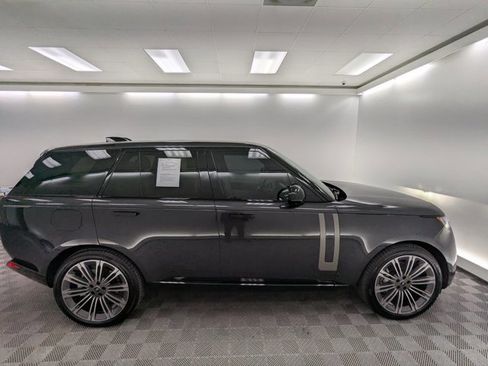 Certified 2025 Land Rover Range Rover SE image 3