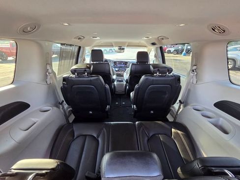 Used 2023 Chrysler Pacifica Touring-L FWD image 12
