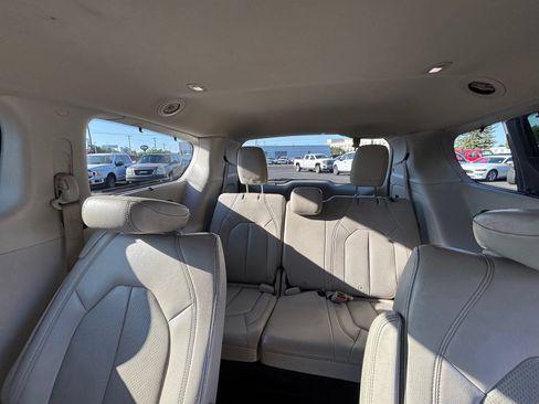 Used 2021 Chrysler Pacifica Touring-L FWD image 15