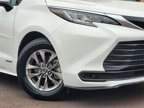 Certified 2021 Toyota Sienna LE w/ LE Plus Package image 4