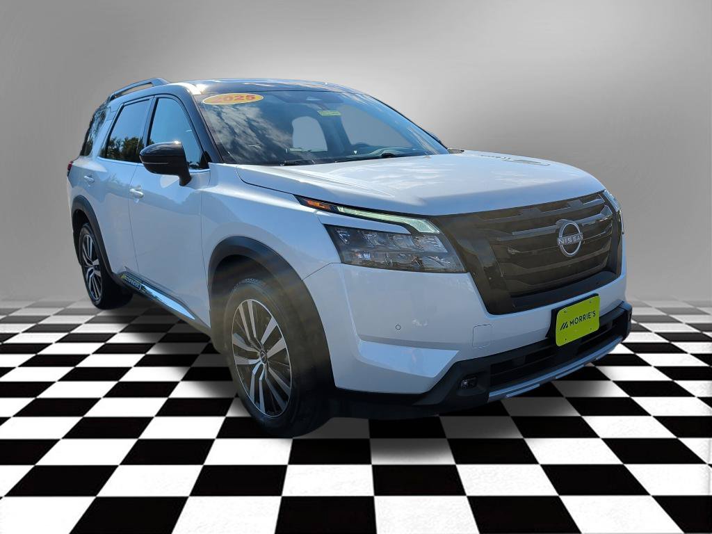 Used 2025 Nissan Pathfinder Platinum w/ Black Appearance Package AWD/4WD image 5