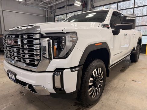 Used 2024 GMC Sierra 3500 Denali w/ Denali Reserve Package image 4