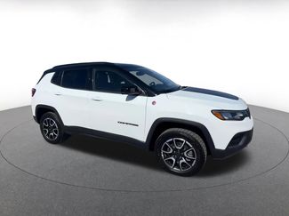 Used 2025 Jeep Compass Trailhawk video 2