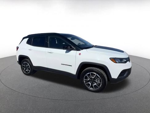Used 2025 Jeep Compass Trailhawk image 2