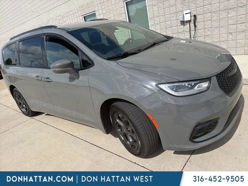 Used 2021 Chrysler Pacifica Touring w/ S Appearance Package FWD image 2