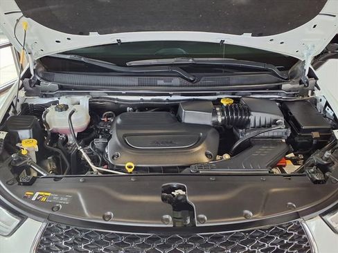 Used 2024 Chrysler Pacifica Touring-L image 12