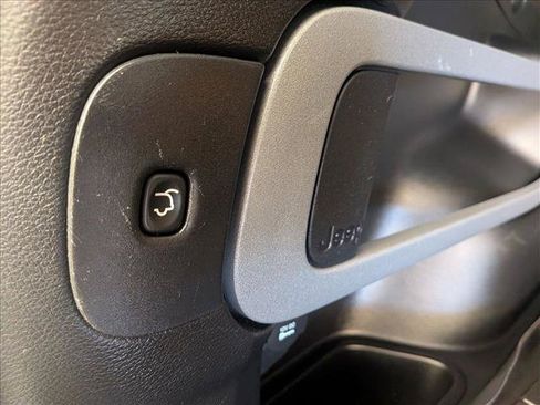 Used 2017 Jeep Cherokee Latitude w/ Comfort/Convenience Group FWD image 7