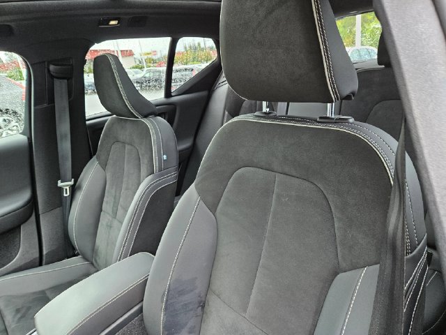 Used 2023 Volvo XC40 Recharge Plus w/ Protection Package Premier AWD/4WD image 18