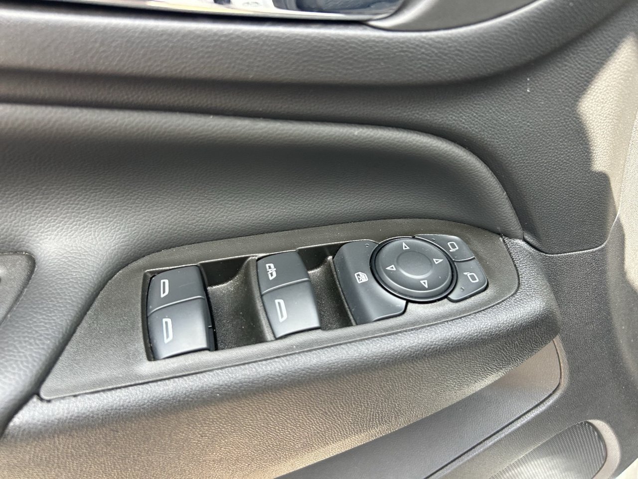 Used 2024 Chevrolet Equinox LT FWD image 31