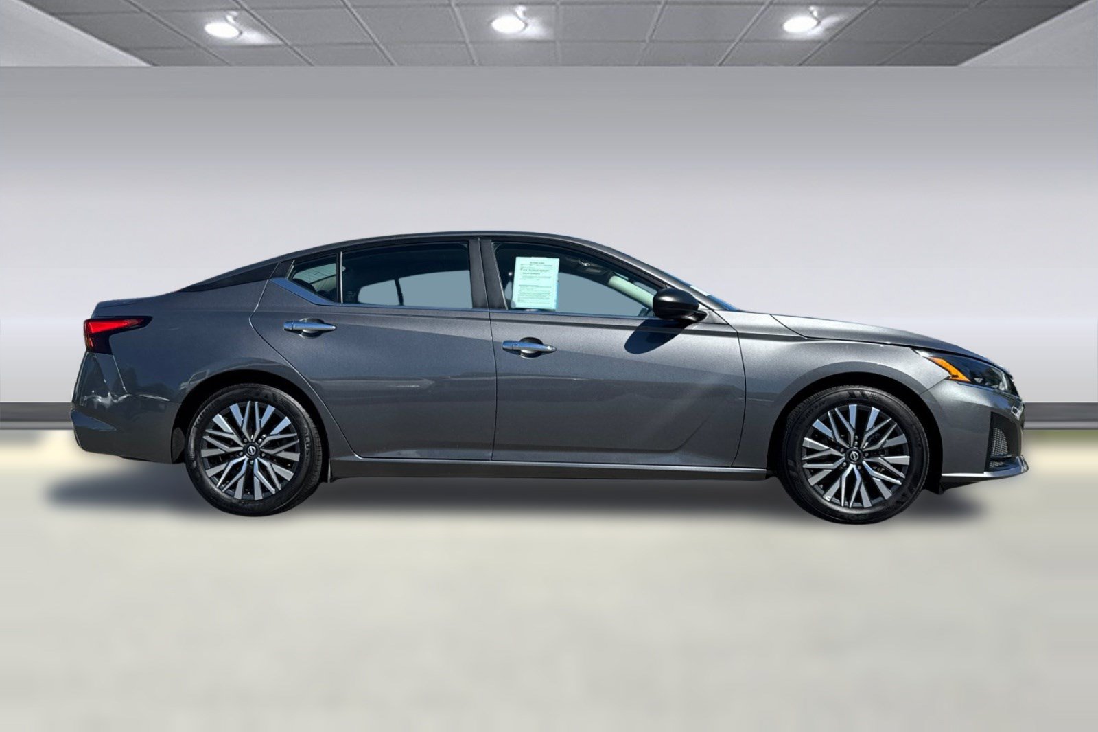 Used 2025 Nissan Altima 2.5 SV FWD image 8