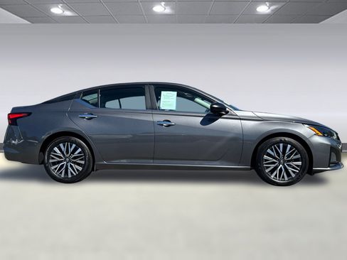 Used 2025 Nissan Altima 2.5 SV FWD image 8