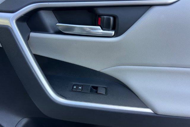 Used 2019 Toyota RAV4 XLE w/ Convenience Package FWD image 20