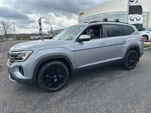 Used 2024 Volkswagen Atlas SE AWD/4WD image 8