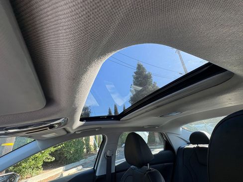 Used 2025 Hyundai Elantra Limited image 30