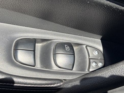 Used 2017 Nissan Rogue SV AWD/4WD image 8
