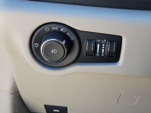 Used 2024 Chrysler Pacifica Touring-L image 26