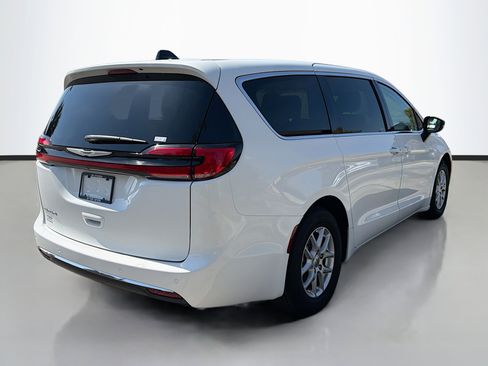 Used 2024 Chrysler Pacifica Touring-L image 3