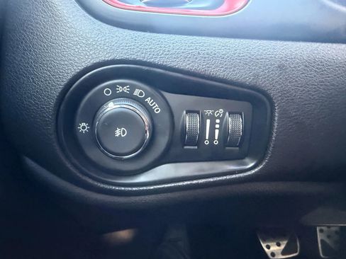 Used 2016 Jeep Renegade Trailhawk w/ Premium Trailhawk Package image 17