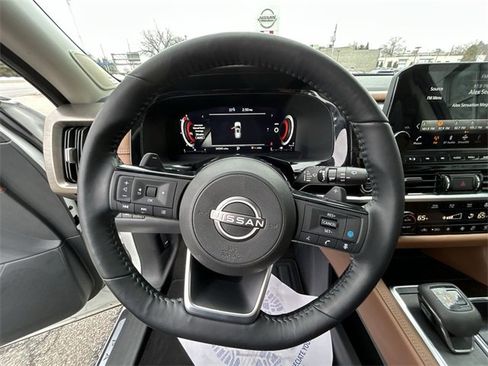 Used 2023 Nissan Pathfinder Platinum image 18