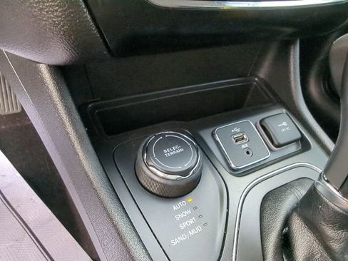 Used 2019 Jeep Cherokee Latitude w/ Popular Appearance Group AWD/4WD image 16