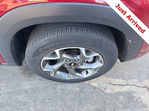 Used 2025 Chevrolet Trax LT FWD image 17