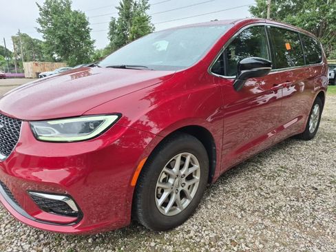 Used 2025 Chrysler Pacifica Select image 1