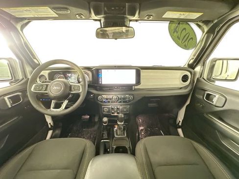 Used 2024 Jeep Wrangler Unlimited Sahara AWD/4WD image 3