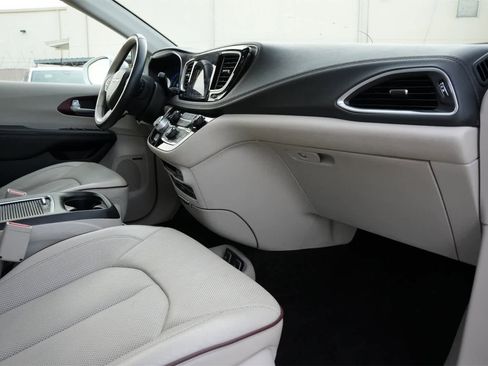 Used 2018 Chrysler Pacifica Limited w/ Tire & Wheel Group image 23