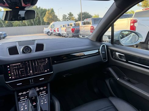 Used 2023 Porsche Cayenne AWD/4WD image 21