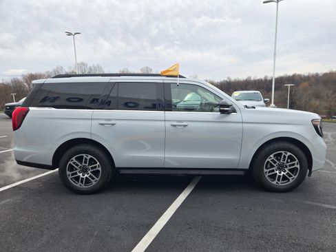 Certified 2025 Ford Expedition Active image 4