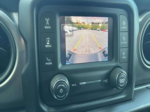 Used 2021 Jeep Gladiator Willys image 15