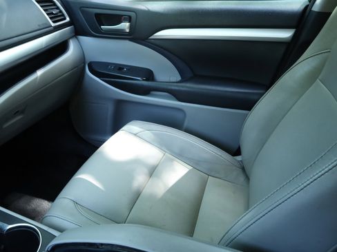 Used 2017 Toyota Highlander XLE image 12