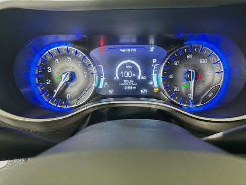 Used 2025 Chrysler Pacifica Select FWD image 19
